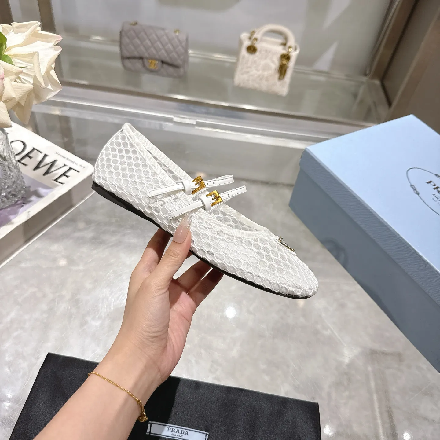 👟👟Ex-factory price 440👟👟 🔥🔥✨Prada/Prada 2024ss spring and summer new products are now available🌟 Mary Jane flat ballet shoes Soft and comfortable, recommended by major bloggers in Little Red Book, proper college style ➕Commuting 1-1 development Round-head golden triangle button Fabric: patent leather, sheepskin, silk fabric Sheepskin lining code number: 35 to 40 (41 is custom-made and cannot be returned or exchanged)